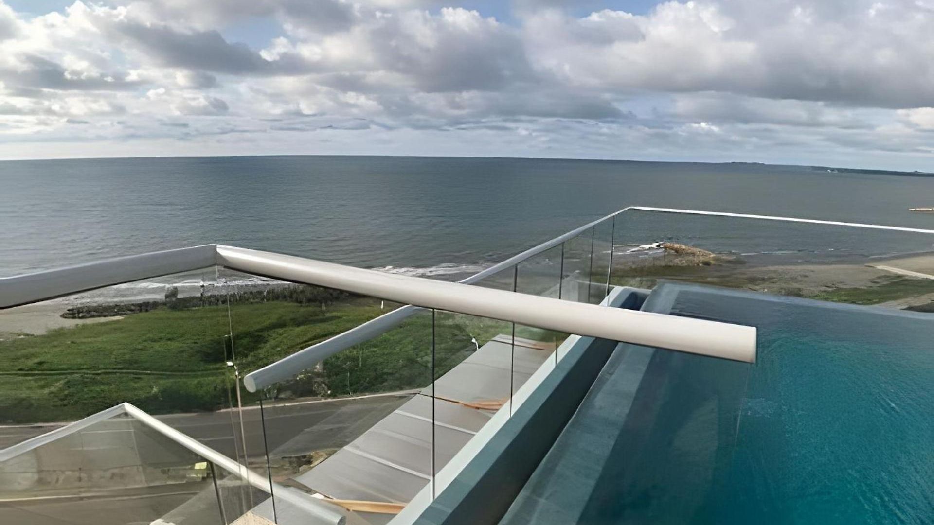 2 Vista Mar. Piscina *