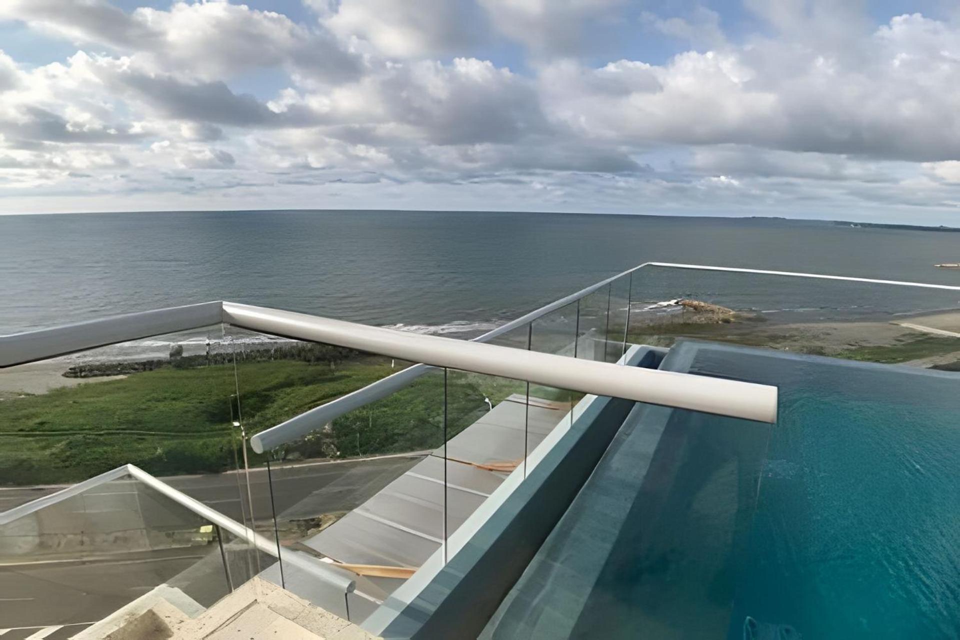 2 Vista Mar. Piscina *