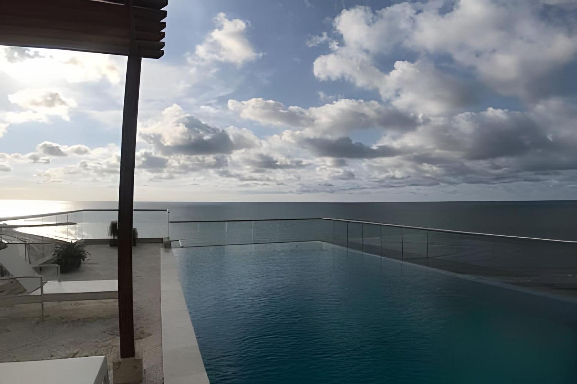 2 Vista Mar. Piscina *