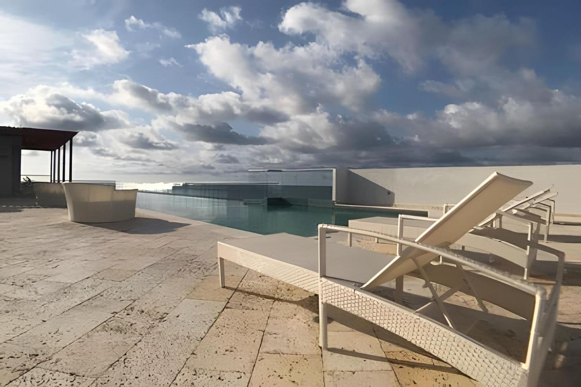 2 Vista Mar. Piscina *